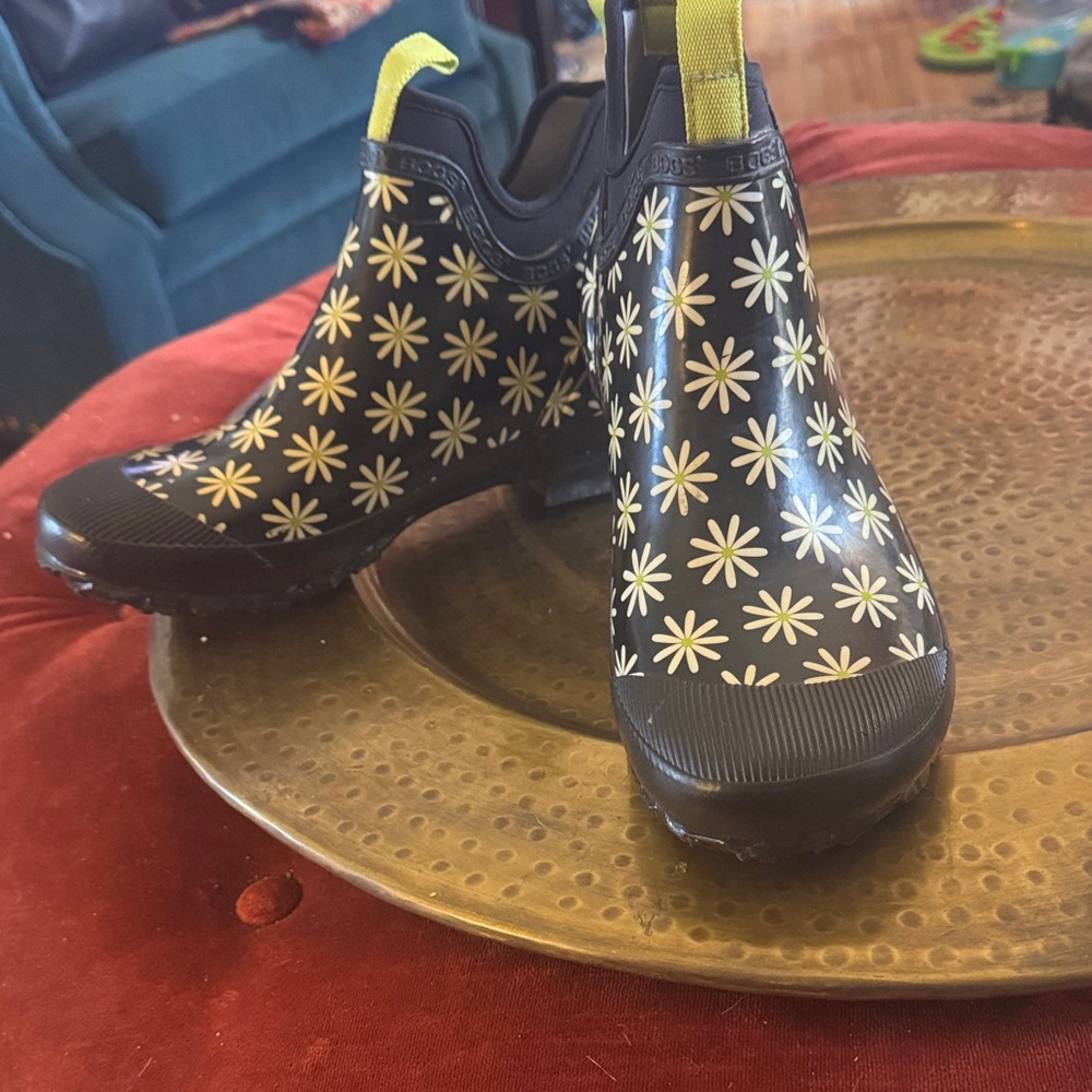 Bogs Women's Black Daisy-Print Short Rain Boots with Yellow Accents